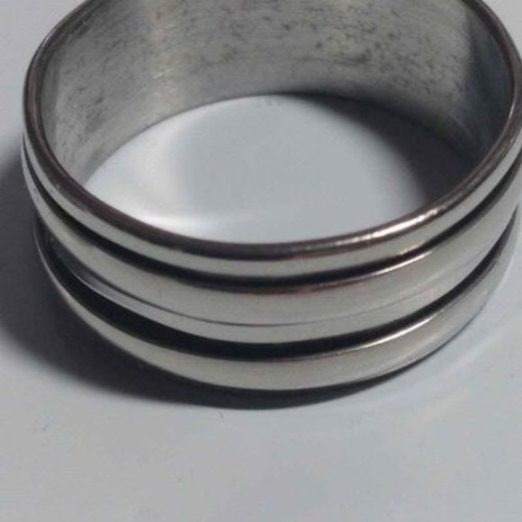 Men's Size 11 and 12  Fashionable Silver finish Band Ring - Picture 3 of 3